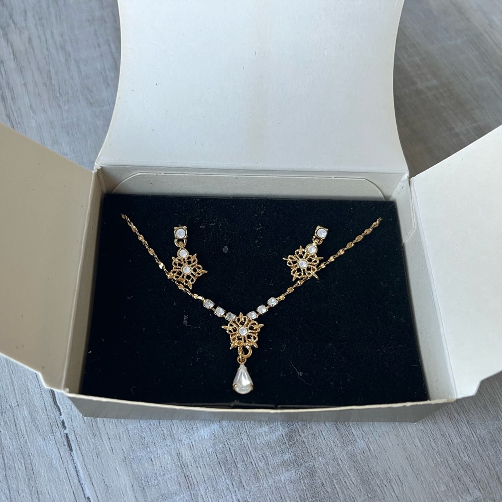 AVON Vintage Sparkle Ice Giftset Earrings & Necklace - Picture 3 of 7